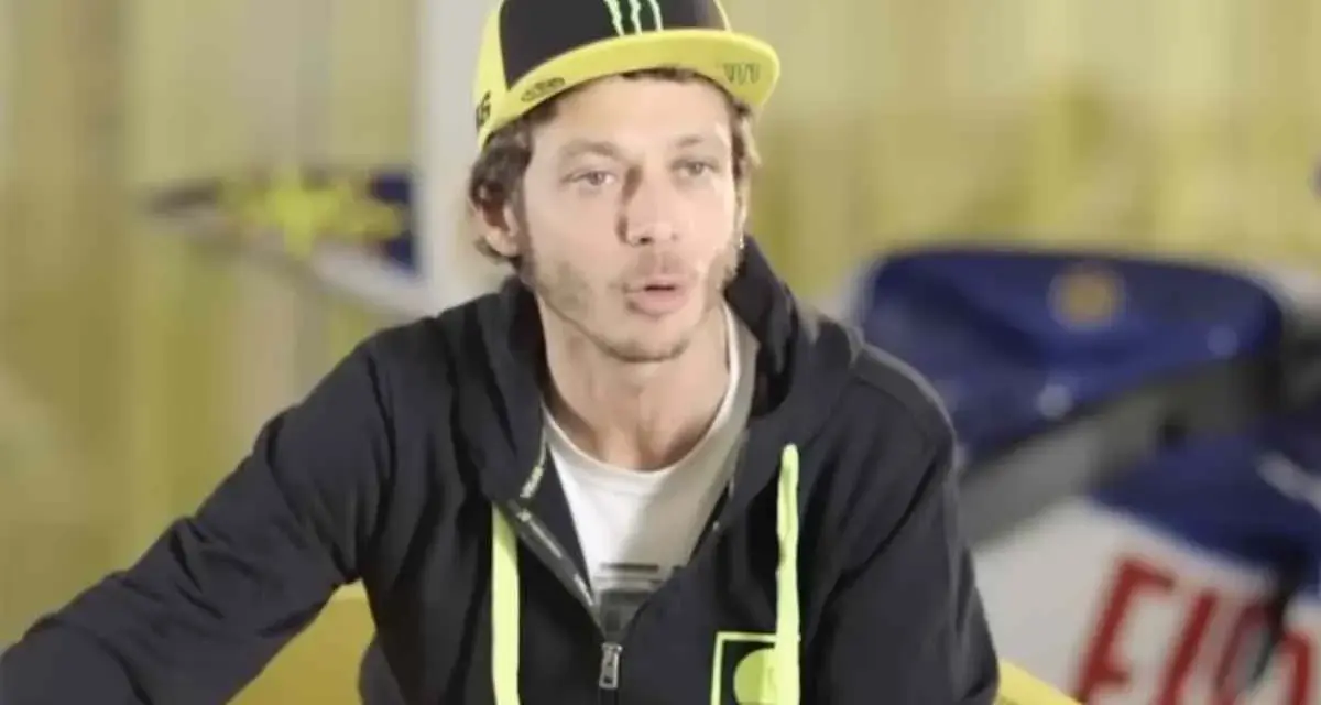 Valentino Rossi, il Dottore, con il suo iconico cappellino Monster Energy, parla con passione.