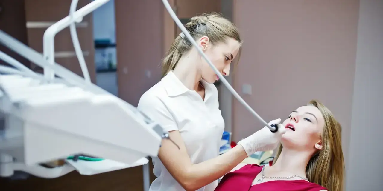 Dentystka usuwa próchnicę. Czy usuwanie próchnicy boli? Znieczulenie sprawia, że zabieg jest bezbolesny.