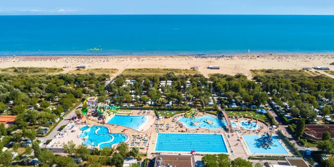Wspaniałe kempingi nad morzem z basenami i zjeżdżalniami, otoczone zielenią, tuż przy piaszczystej plaży.