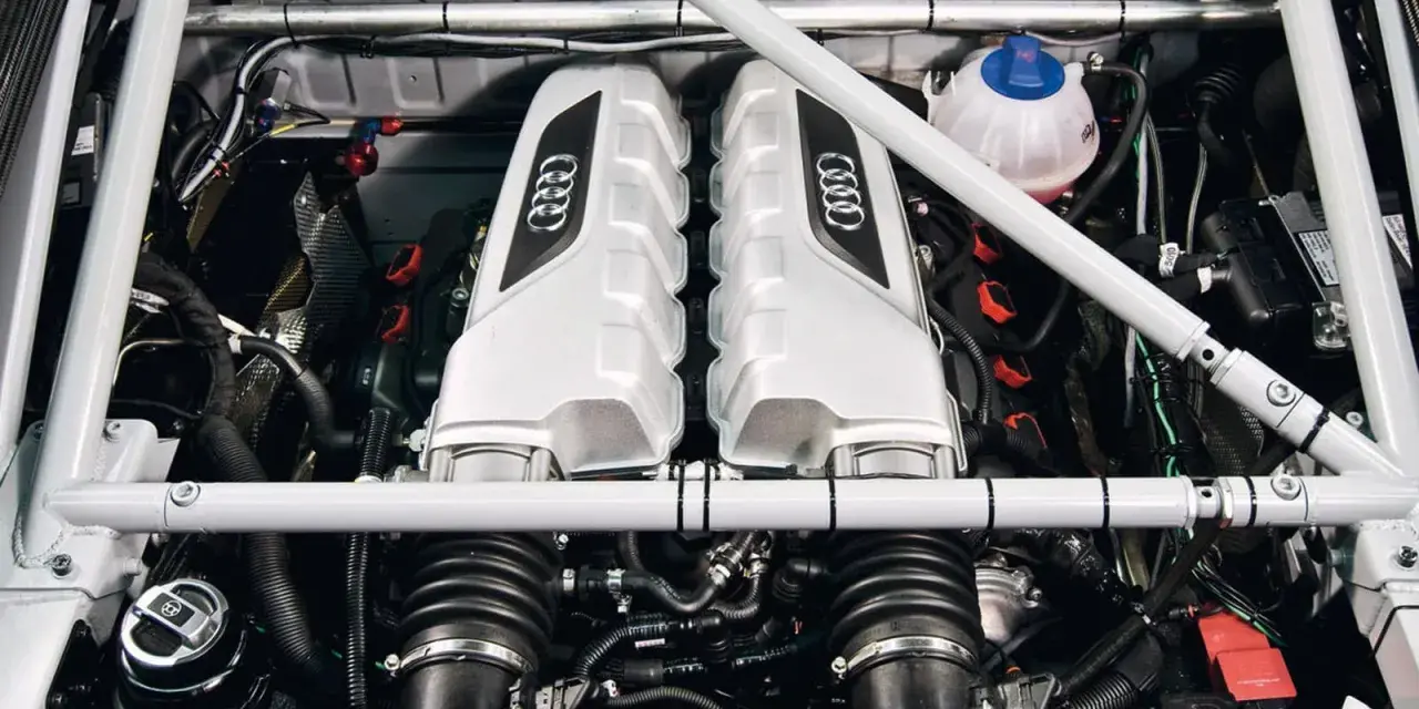 Silnik Audi V10, serce bolidu wyścigowego, gotowe do osiągnięcia prędkości 300 km/h.