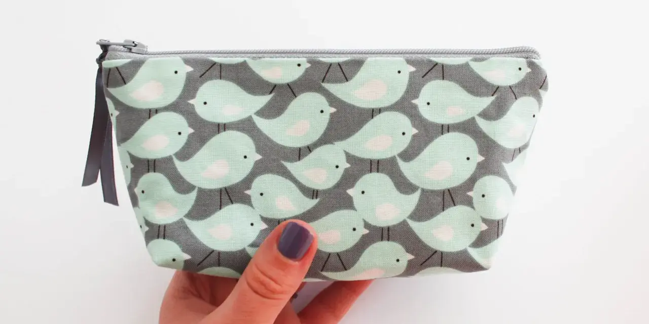 Trousse à maquillage avec motif d'oiseaux, parfaite pour une liste de maquillage pour débutant.