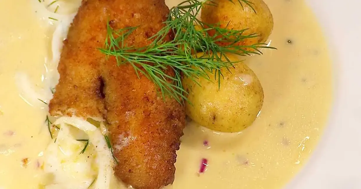 Panerad abborre med dill, småpotatis och en krämig sås. Ett härligt abborre recept för en fin middag.