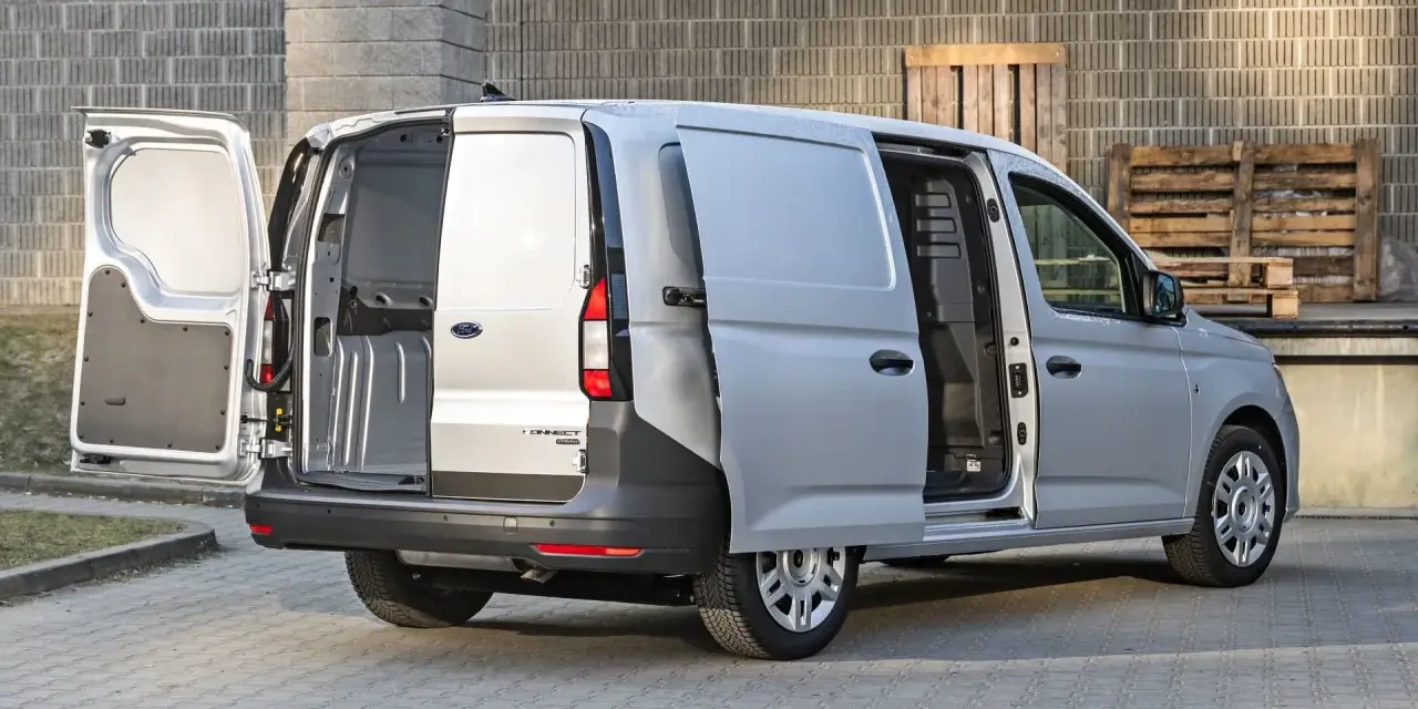 Srebrny Ford Transit Connect z otwartymi drzwiami, widok z tyłu.
