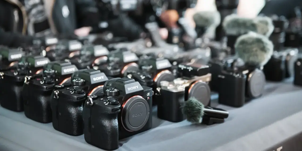 Rząd aparatów Sony czeka na uczestników kursu fotografii dla początkujących za darmo.
