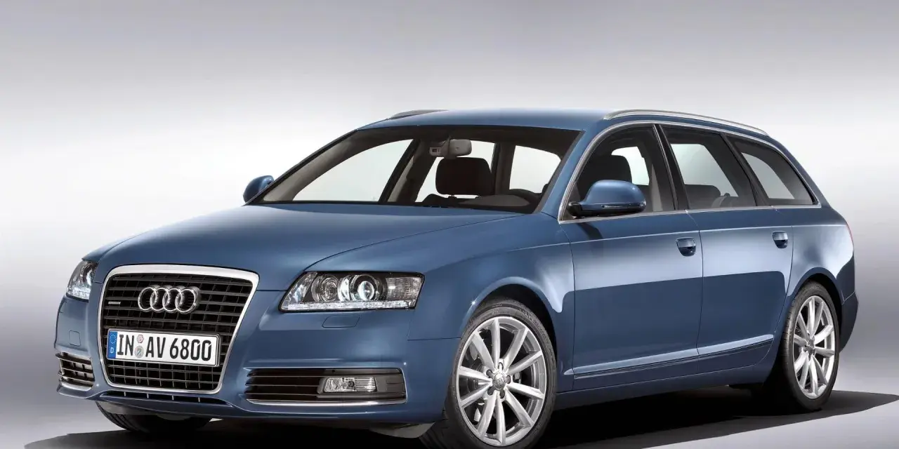 Blauer Audi A6 Kombi 2010 mit silbernen Felgen, bereit für jede Reise.