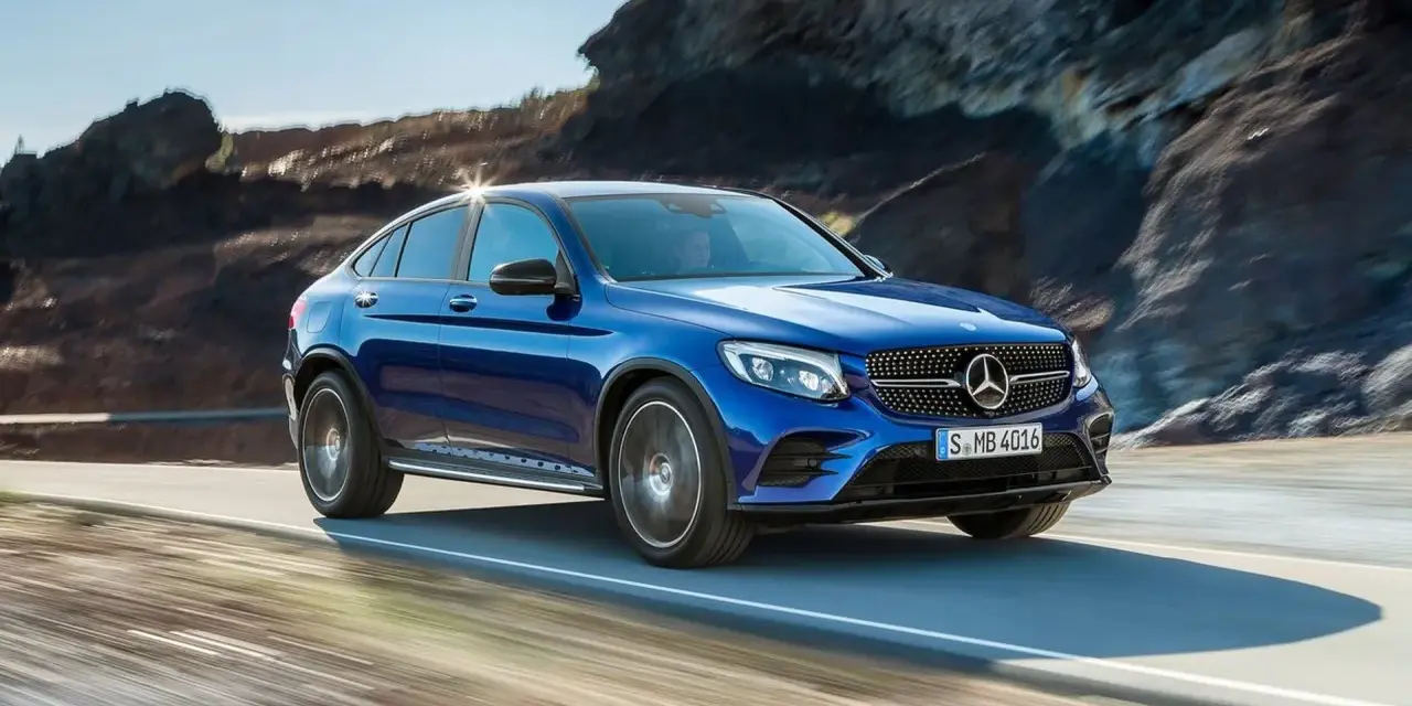 Niebieski Mercedes GLC Coupe w ruchu. Warto sprawdzić opinie i potencjalne usterki przed zakupem.