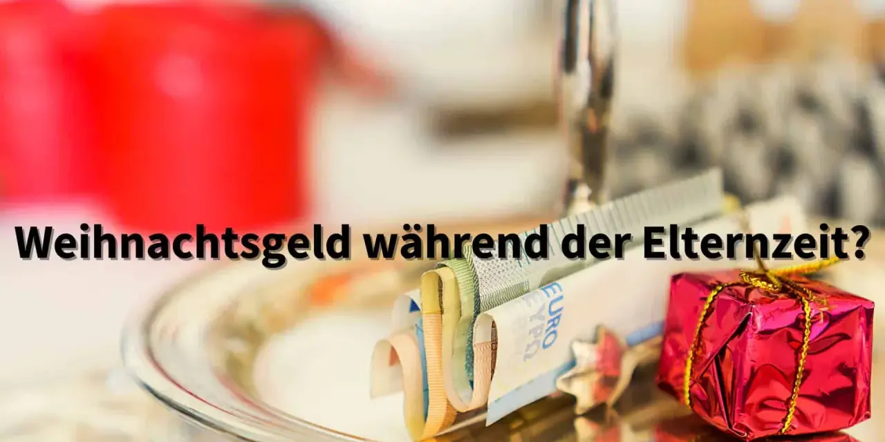 Geld und ein kleines Geschenk auf einem Teller. Die Frage: Weihnachtsgeld während der Elternzeit?