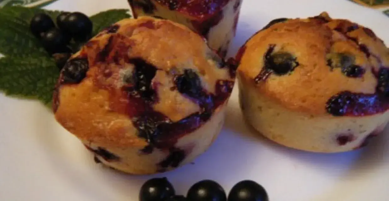 Pyszne muffinki z porzeczkami, pachnące latem i domowym ciepłem. Idealne na deser lub drugie śniadanie.