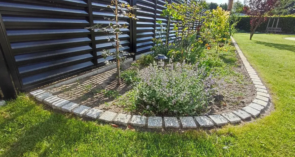 Granit-Beeteinfassung mit Lavendel und Ziergräsern. Tolle Beeteinfassung Ideen für einen gepflegten Garten.