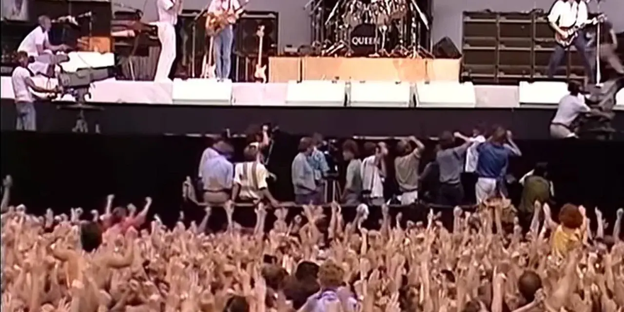 Koncert Queen w Polsce! Tłum szaleje, a Freddie Mercury śpiewa.
