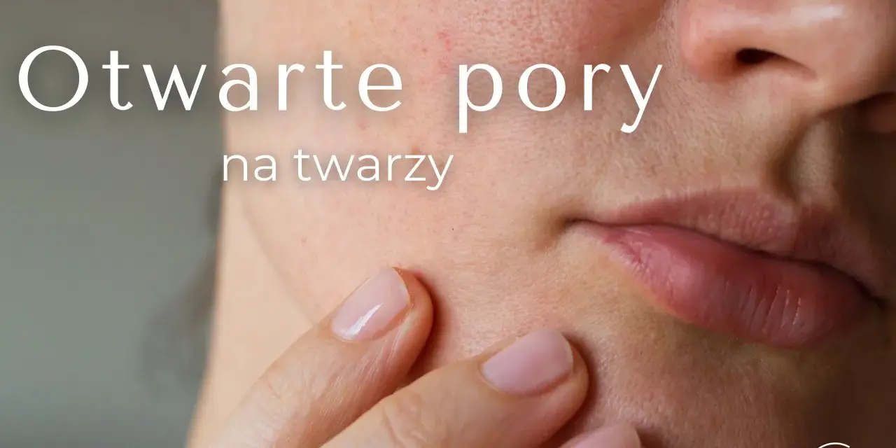 Zbliżenie na skórę twarzy z widocznymi, otwartymi porami. Dłoń delikatnie dotyka policzka, podkreślając tekst "Otwarte pory na twarzy".