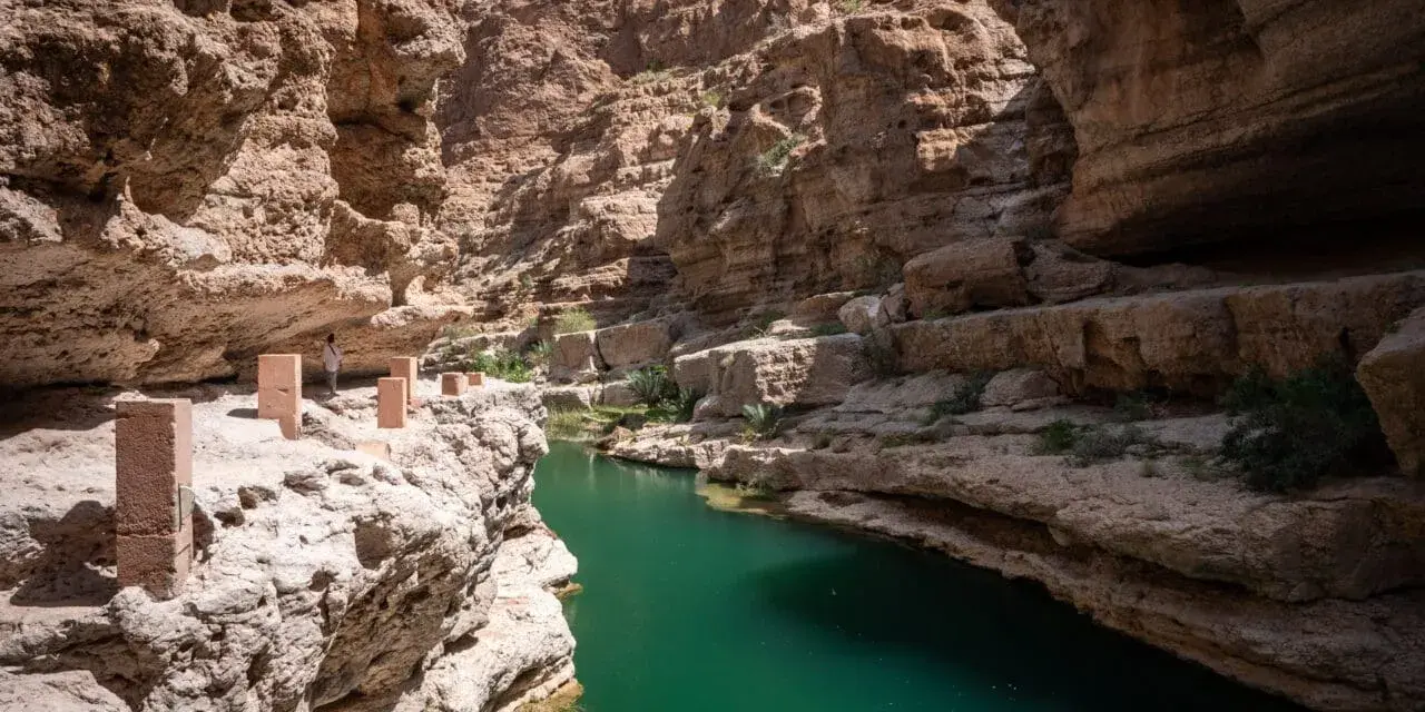 Wadi Shab, ukryta oaza w Omanie, zachwyca turkusową wodą i skalnymi ścianami. To idealne miejsce na relaks i podziwianie natury.