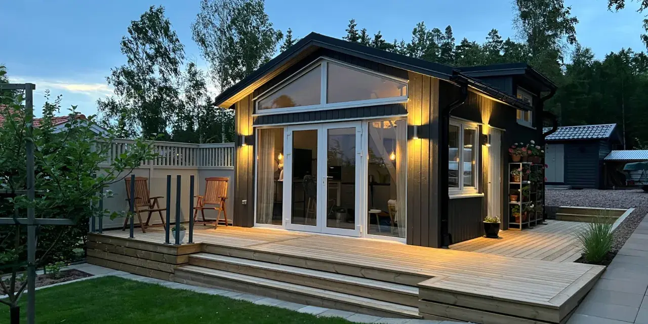 En stor altan med trappsteg och sittplatser, perfekt för sommarkvällar. Här finns stor altan inspiration för ditt hem.