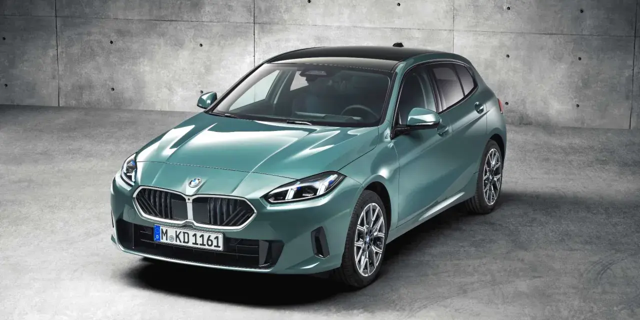 Nowy, zielony bmw hatchback z czarnym dachem, zaparkowany na betonowym podłożu.