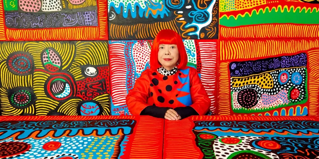 Yayoi Kusama, entourée de son univers psychédélique, une explosion de couleurs vives et de pois emblématiques.