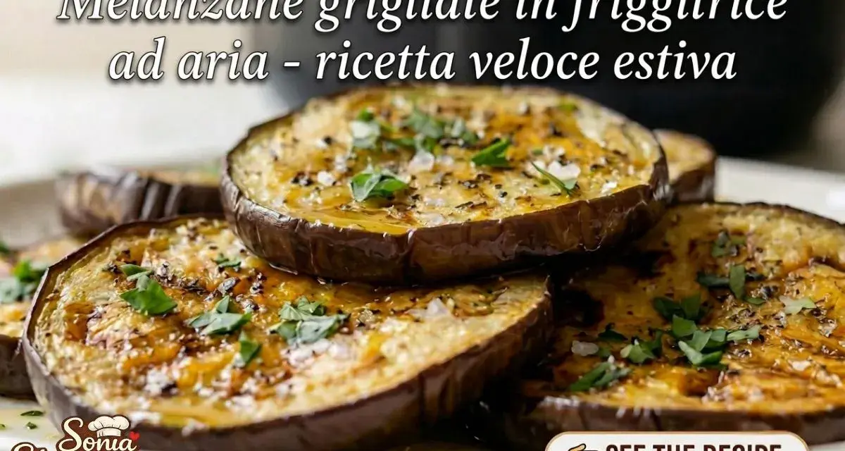 Fette di melanzane grigliate in friggitrice ad aria, condite con erbe aromatiche e sale grosso. Una ricetta veloce e gustosa per l'estate.