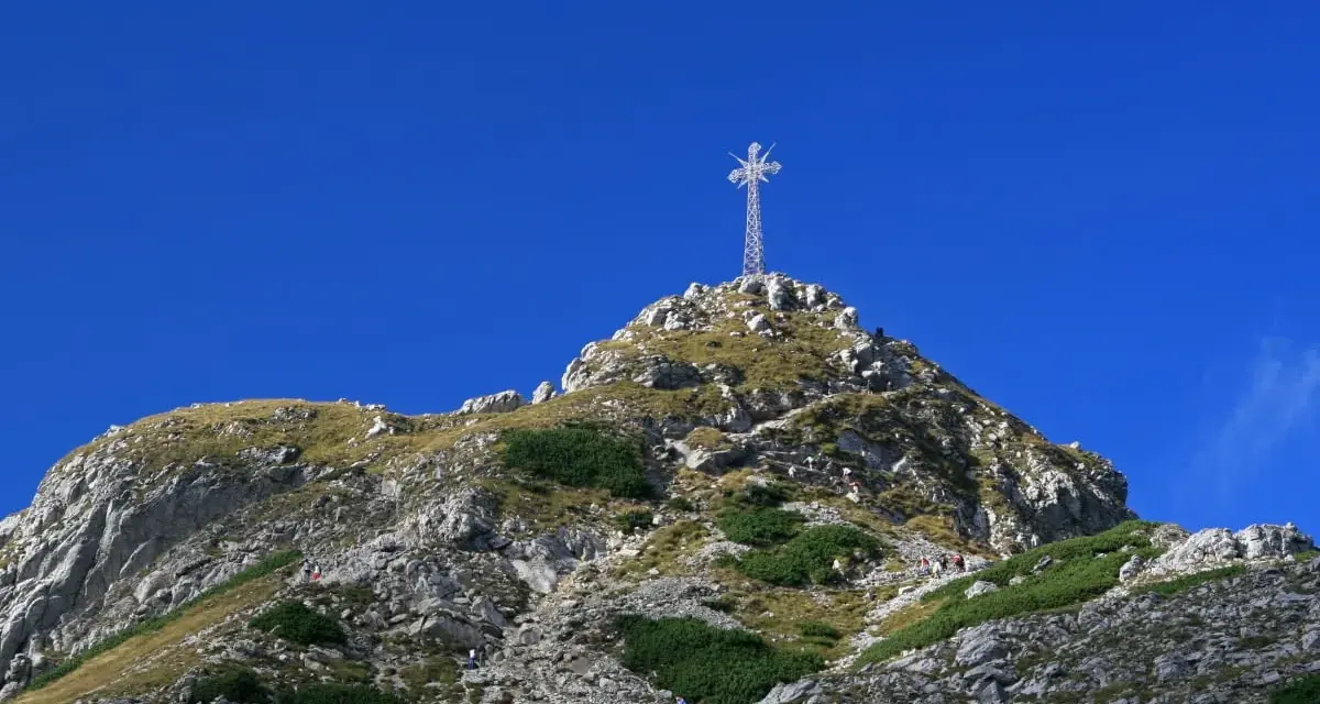 Krzyż na Giewoncie, symbol Tatr, góruje nad szlakiem. Choć nie znamy dokładnych informacji, ile metrów ma krzyż na Giewoncie, jego majestat robi wrażenie.