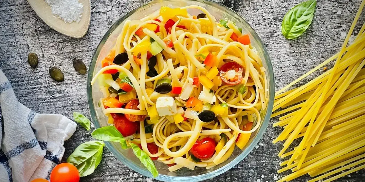 Frischer Spaghetti Salat mit bunten Paprika, Tomaten, Oliven und Feta. Perfekt für den Sommer!