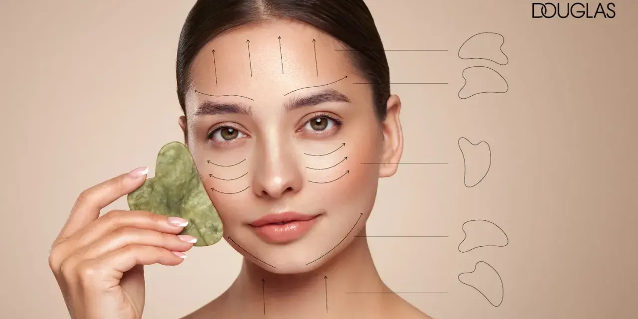 Frau mit Gua Sha Stein im Gesicht, Pfeile zeigen die Anwendungsrichtung. Entdecke, was Gua Sha bringt für deine Hautpflege.