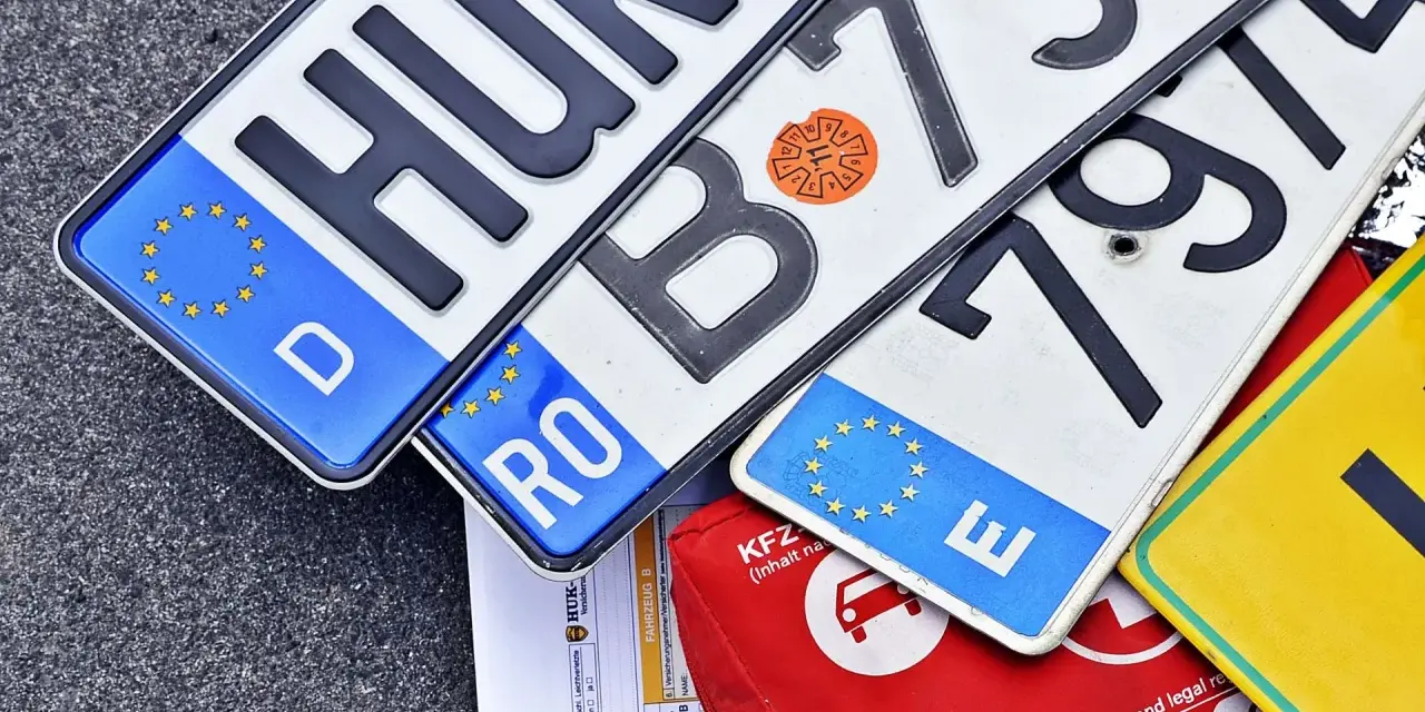 Kilka tablic rejestracyjnych państw UE: D (Niemcy), RO (Rumunia), E (Hiszpania) i inne.