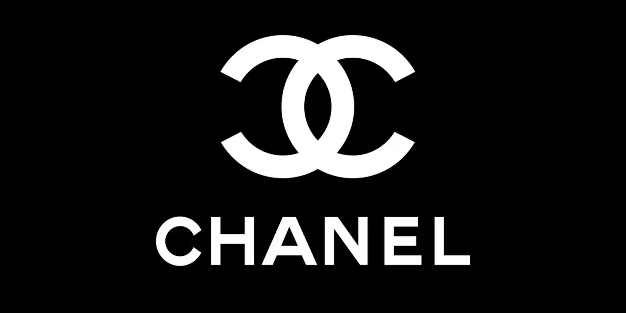 Logo bianco con le doppie C intrecciate e il nome CHANEL sotto, simbolo di eleganza.