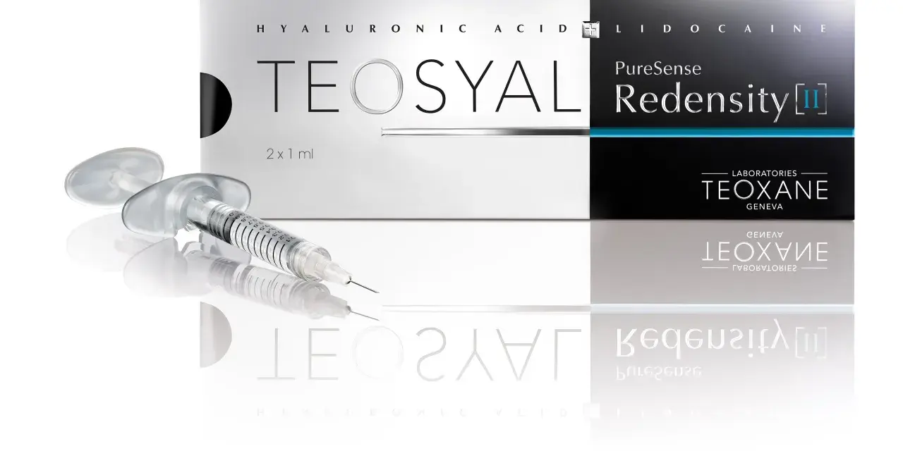 Strzykawka z preparatem Teosyal Redensity II, gotowa do użycia, obok eleganckiego opakowania.