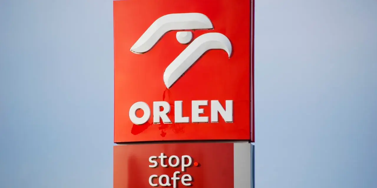 Znak Orlen z logo i napisem "stop. cafe". Zainteresowani akcje Orlenu cena mogą obserwować rozwój spółki.