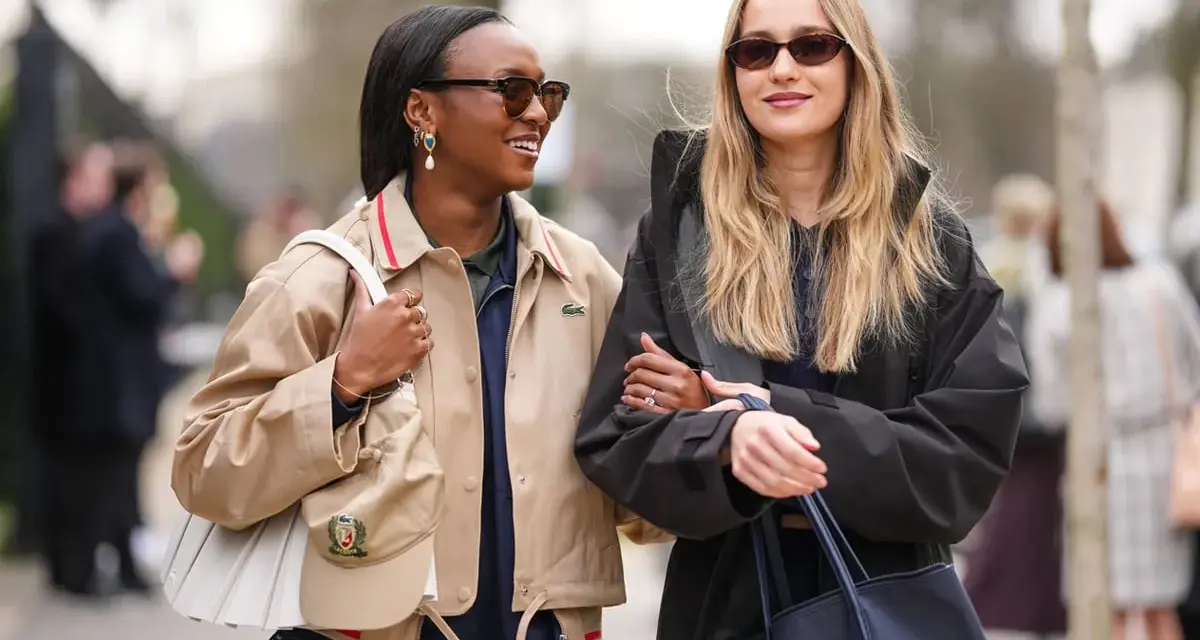 Due amiche con outfit alla moda, un esempio di must significato nella moda.