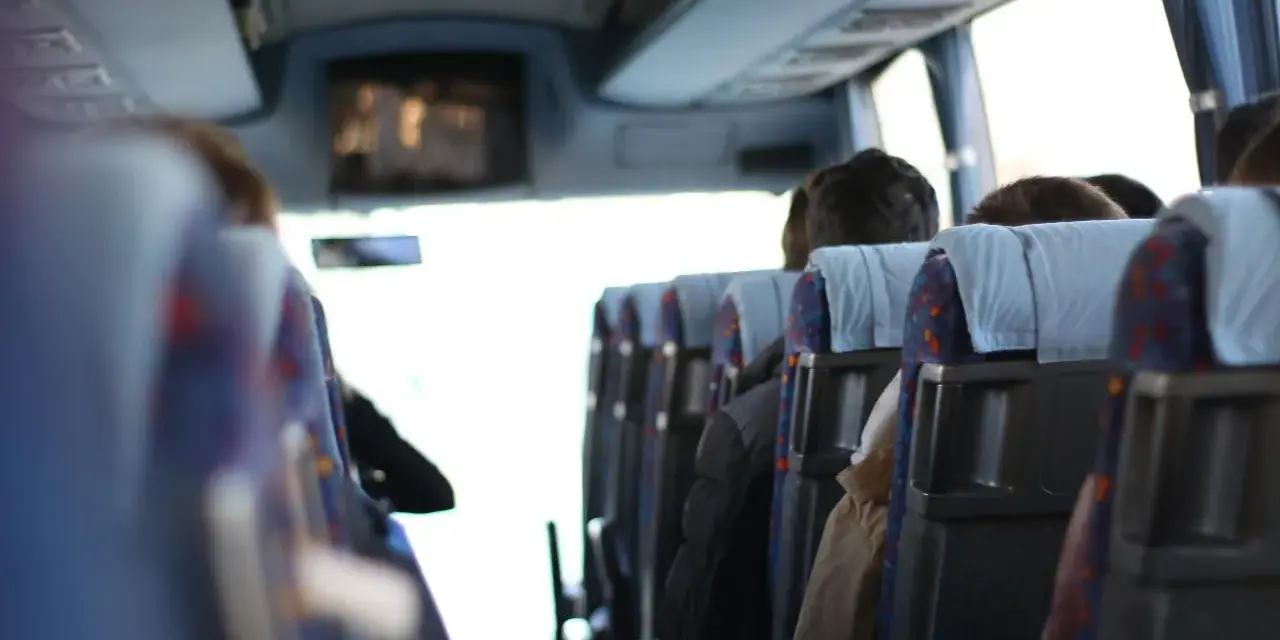 Powrót z wesela autobusem. Jak zaplanować logistykę powrotu z wesela, transport i bezpieczeństwo gości.