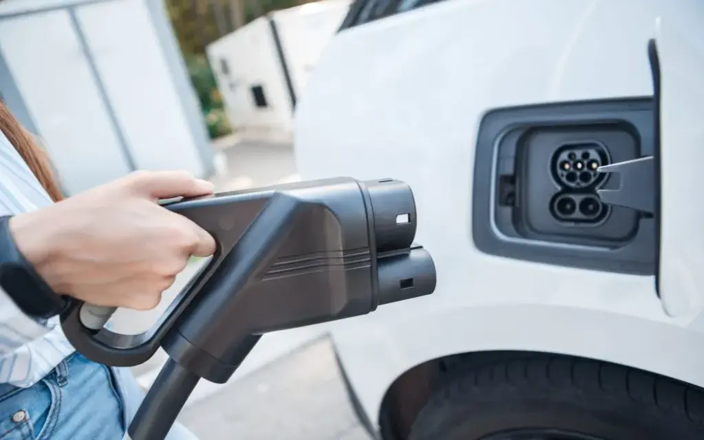 Jakim prądem ładuje się samochód elektryczny i co warto wiedzieć?