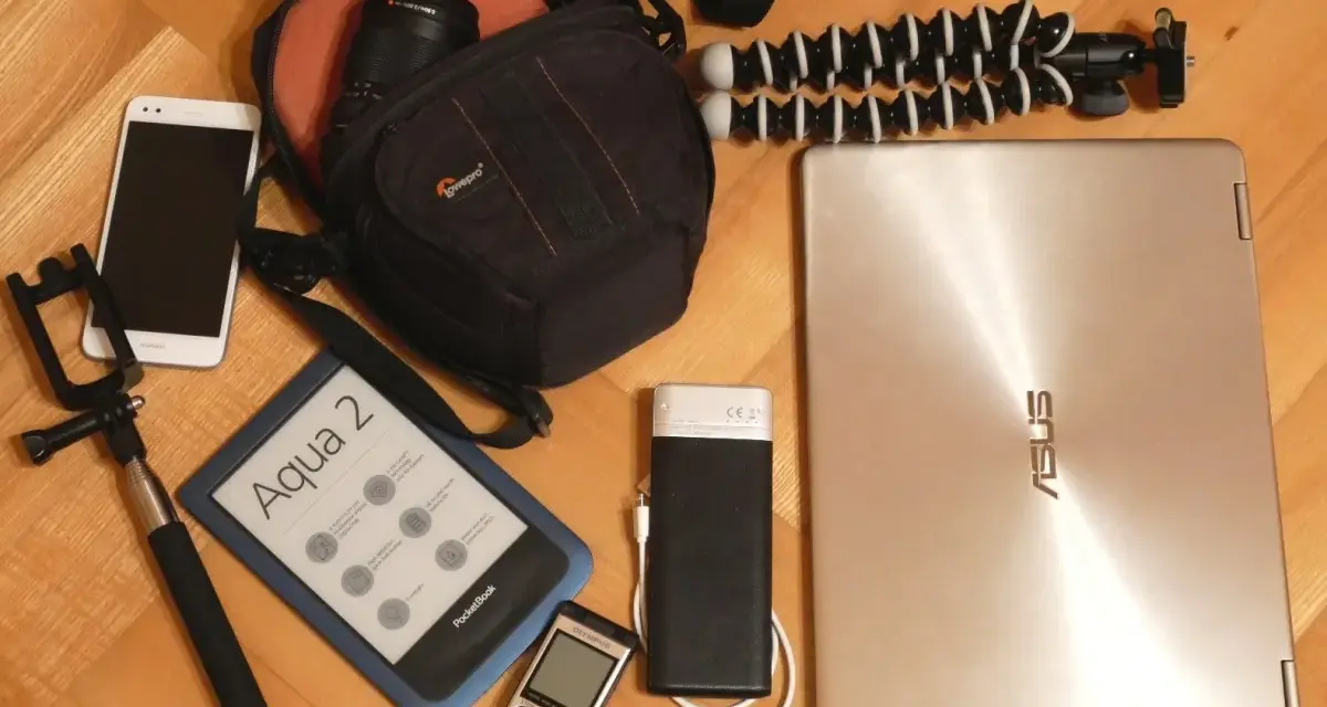 Elektronika i akcesoria podróżne: smartfon, czytnik e-booków, aparat, powerbank, laptop, selfie stick i statyw.