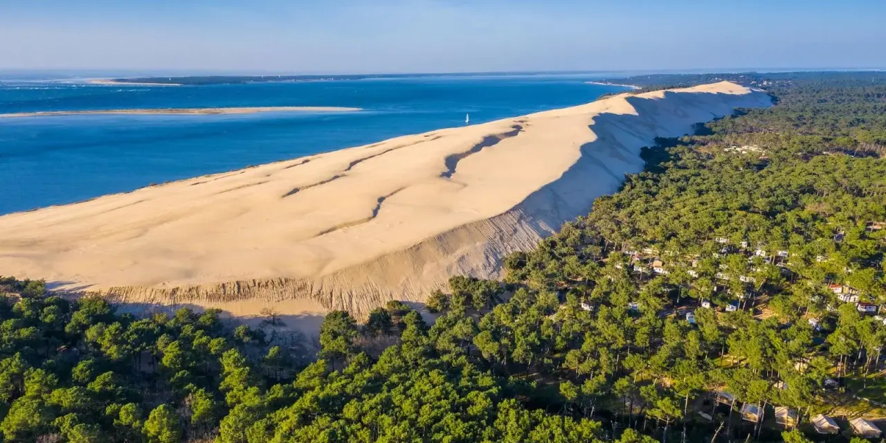 Vue aérienne de la dune du Pilat, un itinéraire de rêve entre océan et forêt de pins.