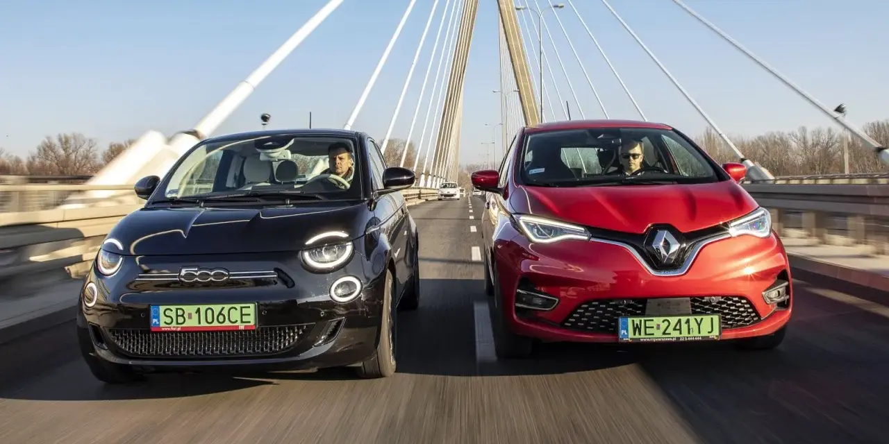 Czarny fiat elektryczny i czerwony samochód jadą po moście.