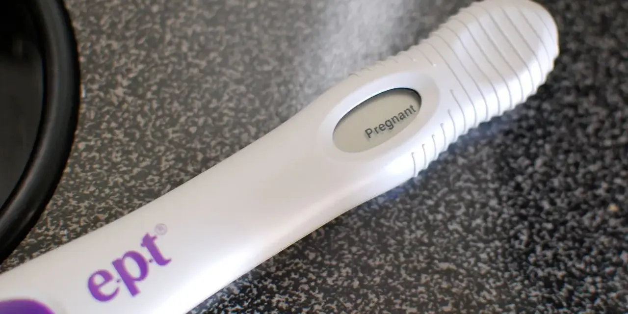 Test ciążowy ept pokazuje wynik "Pregnant". Czy przed okresem są dni płodne? To pytanie, na które odpowiedź może przynieść taki test.