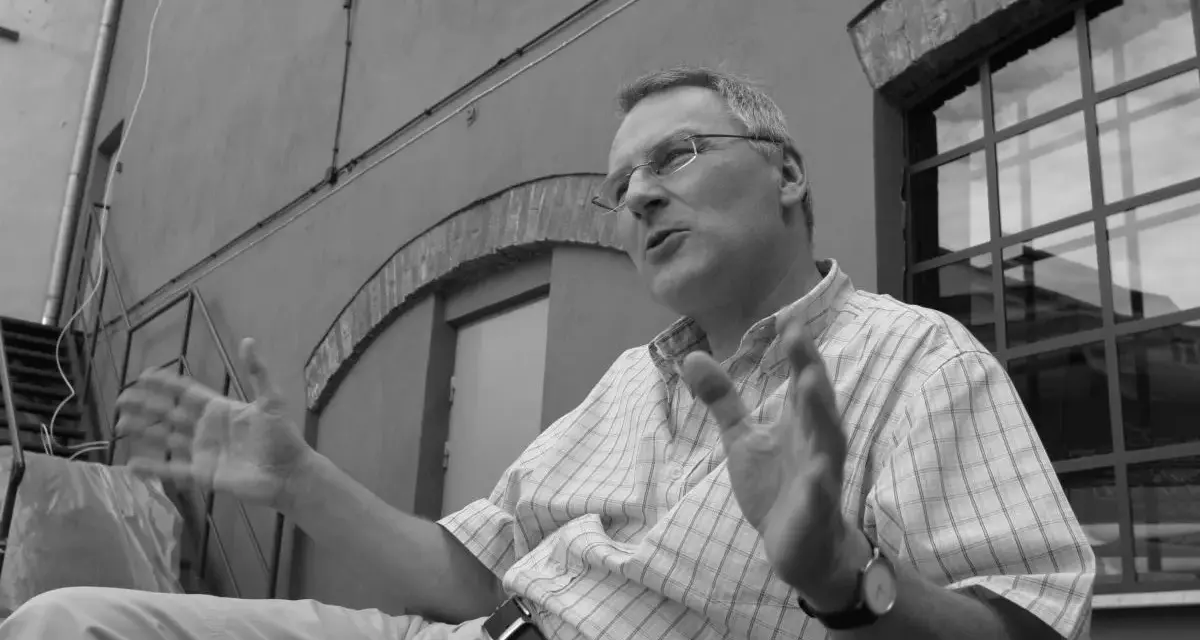 Wojciech Trzciński w swobodnej pozie, gestykuluje, opowiadając o swoim życiu prywatnym.
