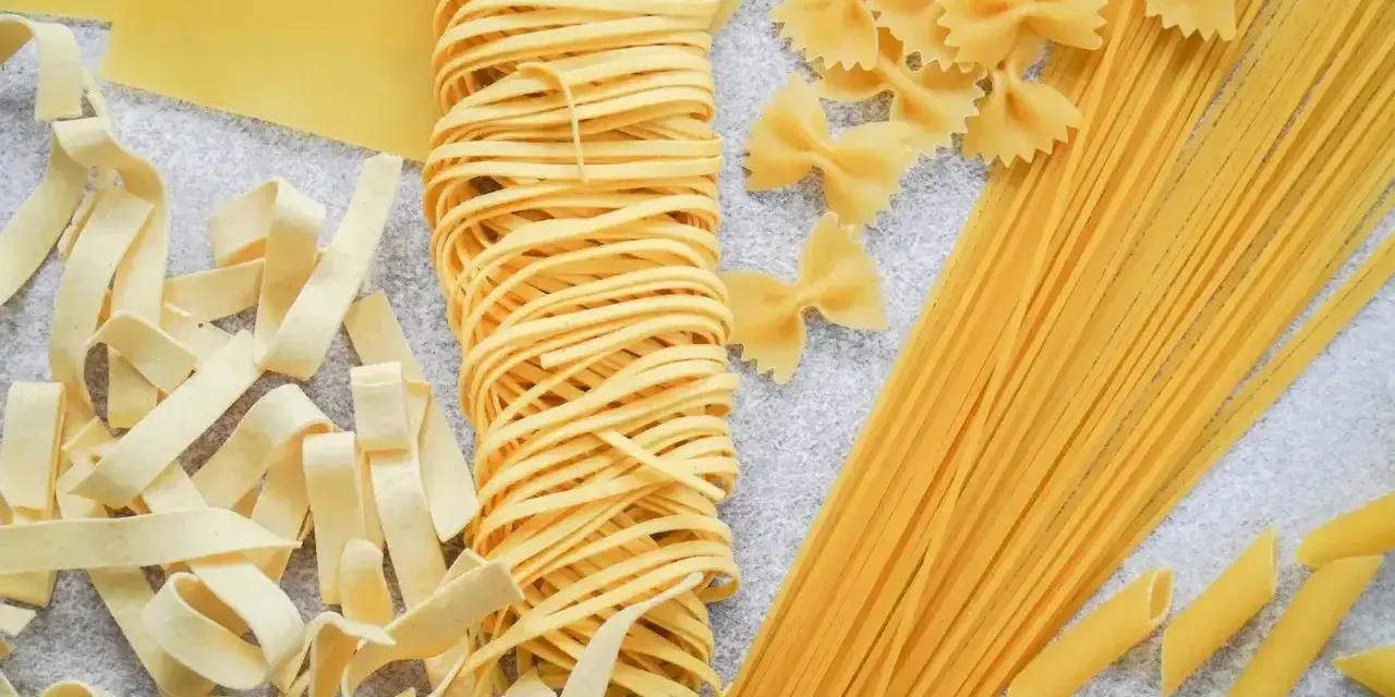 Różne rodzaje makaronu: tagliatelle, spaghetti, penne i farfalle. Idealne do przygotowania pysznego obiadu, ale pamiętaj o liczeniu spaghetti kcal!