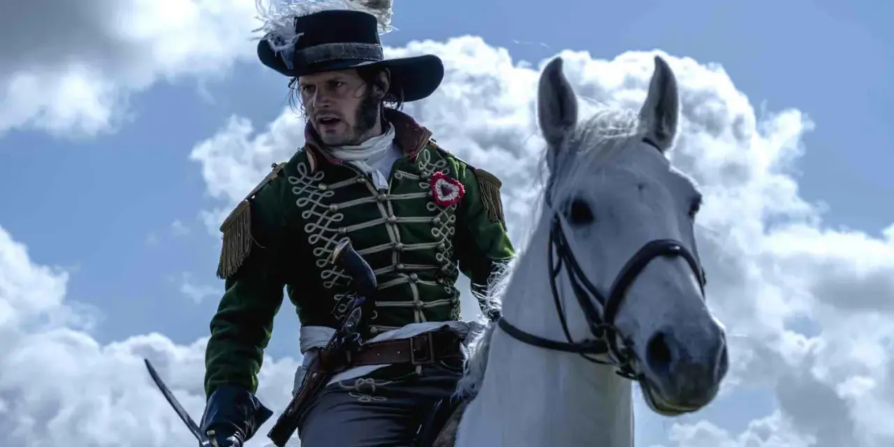 Un officier à cheval, sabre à la main, dans son uniforme vert et son chapeau à panache, incarne le dernier panache histoire.