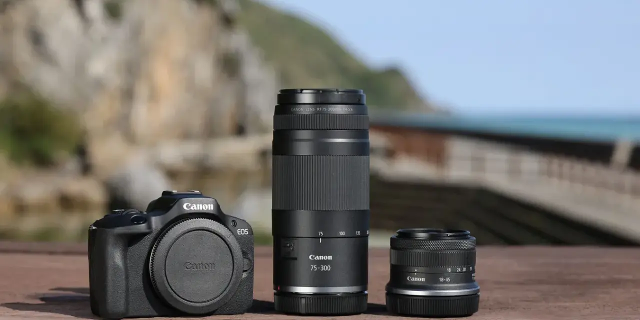 Aparat Canon EOS z dwoma obiektywami: Canon RF 75-300mm do zdjęć z daleka i Canon RF 18-45mm do krajobrazów.