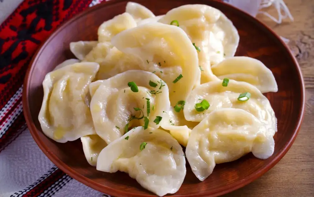 Jak długo gotować pierogi? Czas dla świeżych i mrożonych