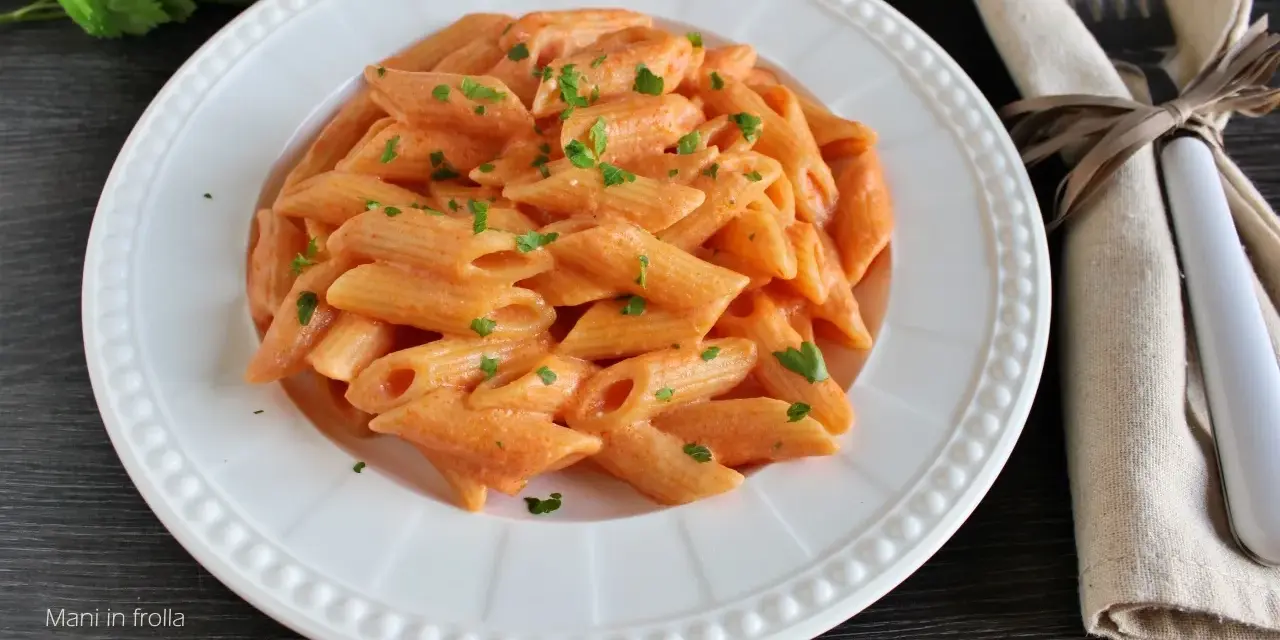 Penne cremose con un sugo rosa, arricchito dal gusto del philadelphia, guarnite con prezzemolo fresco.