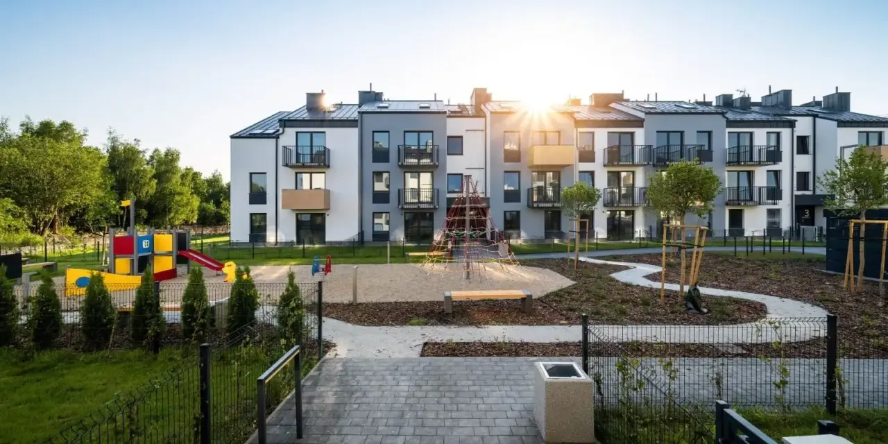 Nowe inwestycje Szczecin: nowoczesne bloki mieszkalne z placem zabaw i zielenią.