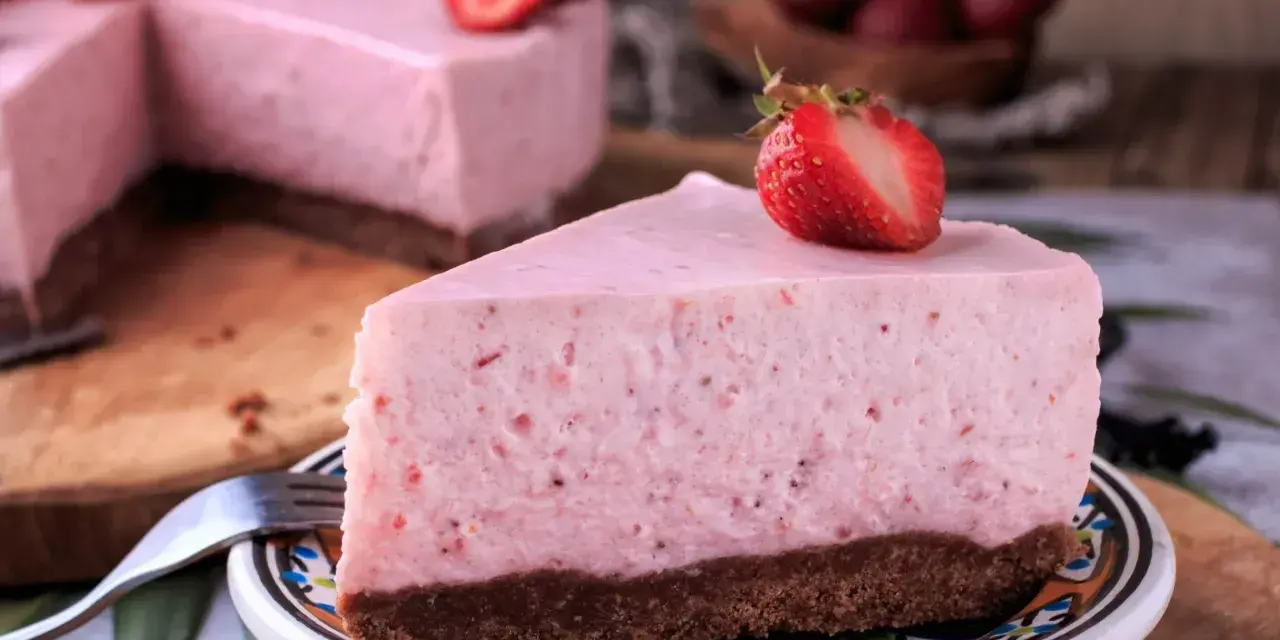 Pyszne truskawki ze śmietaną w postaci lekkiego sernika. Idealny deser na letnie popołudnie.