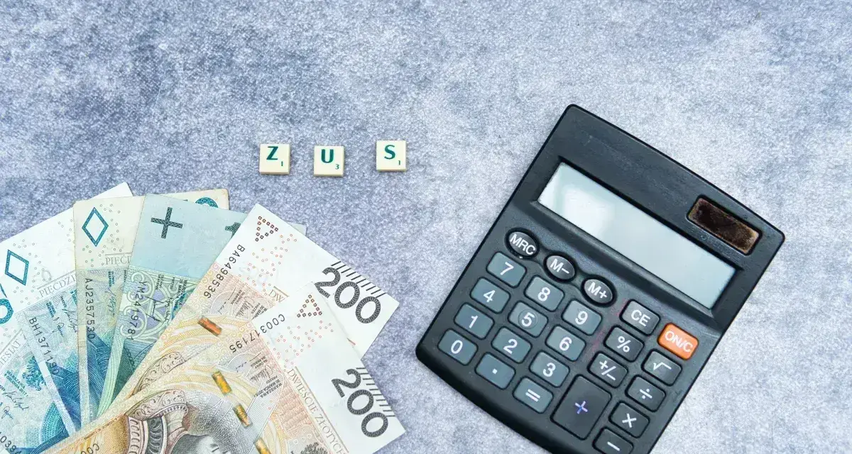 Pieniądze, kalkulator i litery ZUS. Obrazek sugeruje planowanie emerytury kapitałowej i rozliczenia z ZUS.