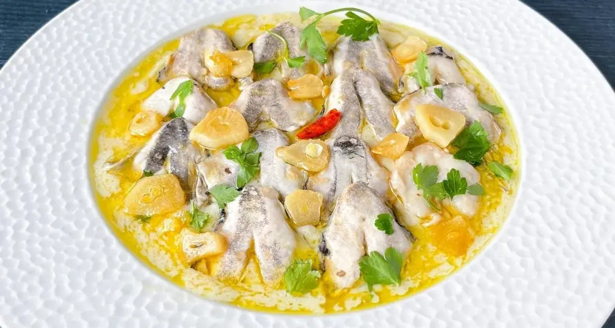 Cocochas de bacalao en salsa de ajo y perejil, un plato delicioso y fácil de preparar.