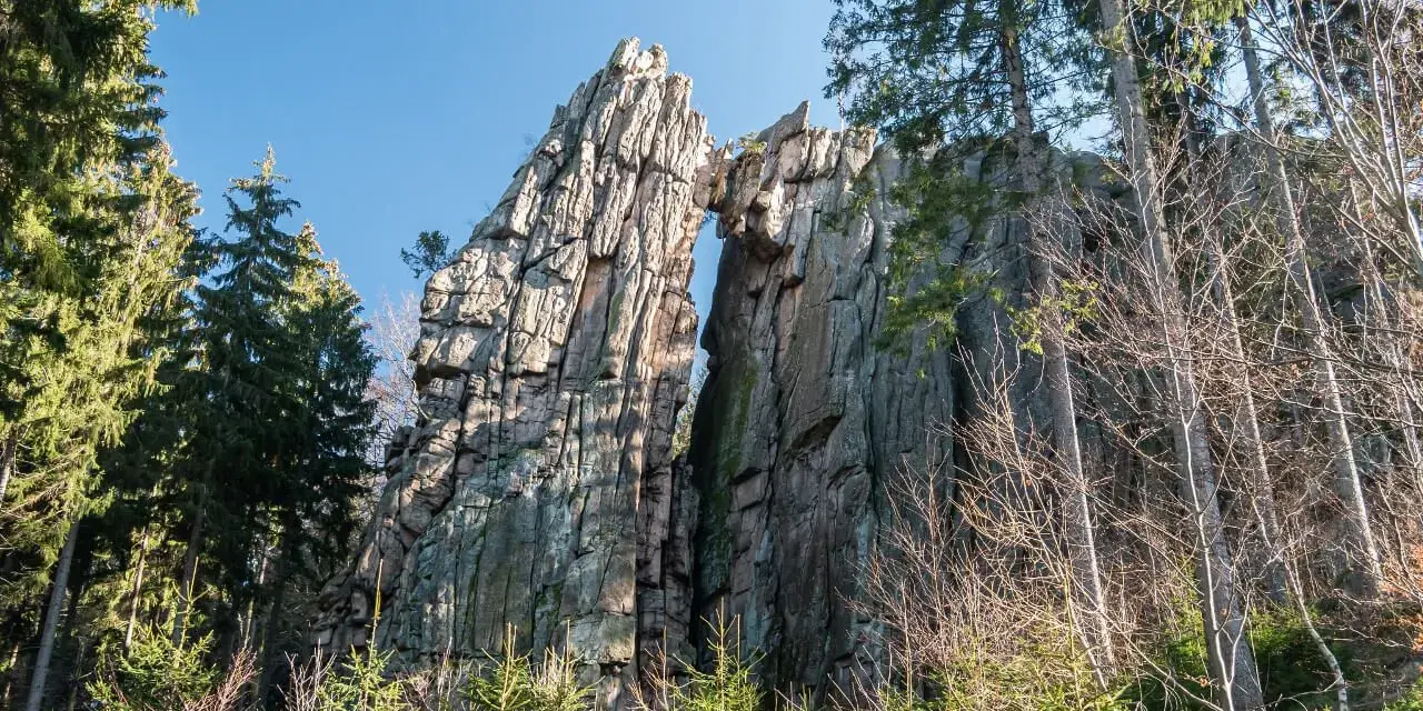 Skalne formacje w Janowicach Wielkich, tworzące naturalny łuk, to jedne z największych atrakcji regionu. Otoczone lasem, zachęcają do odkrywania.