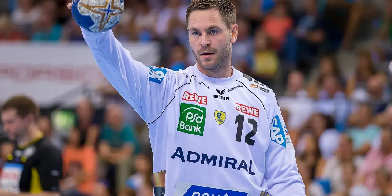 Andreas Palicka, bramkarz z piłką w ręku, gotowy do rzutu.