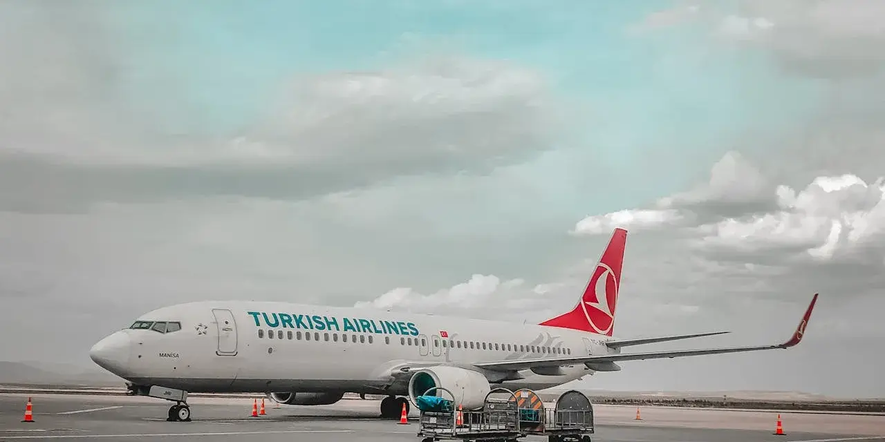 Samolot Turkish Airlines na płycie lotniska. Czy to lot czarterowy? Czekamy na pasażerów.