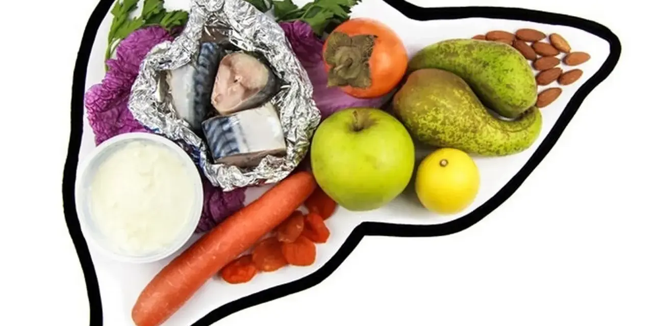 Zdrowa dieta dla wątroby: ryby, jabłka, gruszki, marchew, migdały, suszone morele, jogurt.