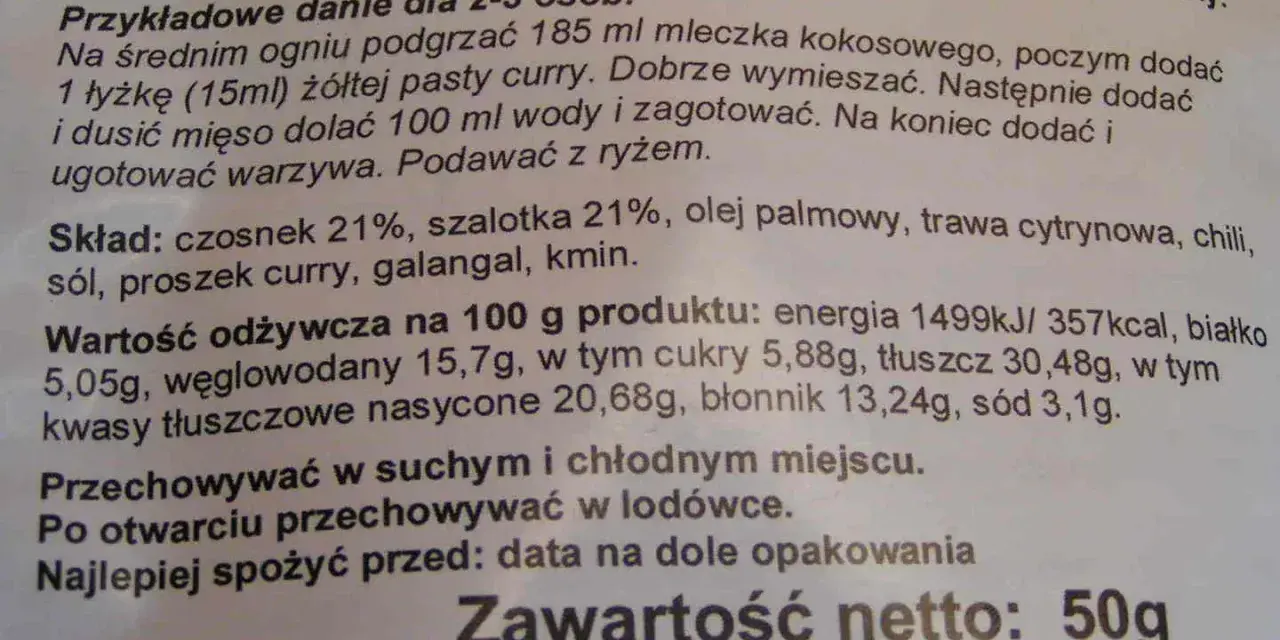 Żółta pasta curry w słoiku, składniki i wartości odżywcze.
