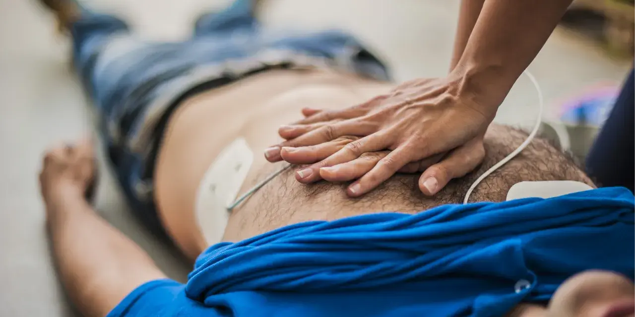 Kiedy użyć defibrylatora? Kluczowe informacje ratujące życie